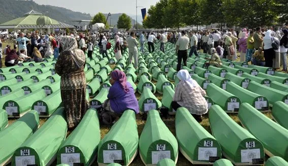 Entierro y despedida de las víctimas de la masacre de Srebrenica ...