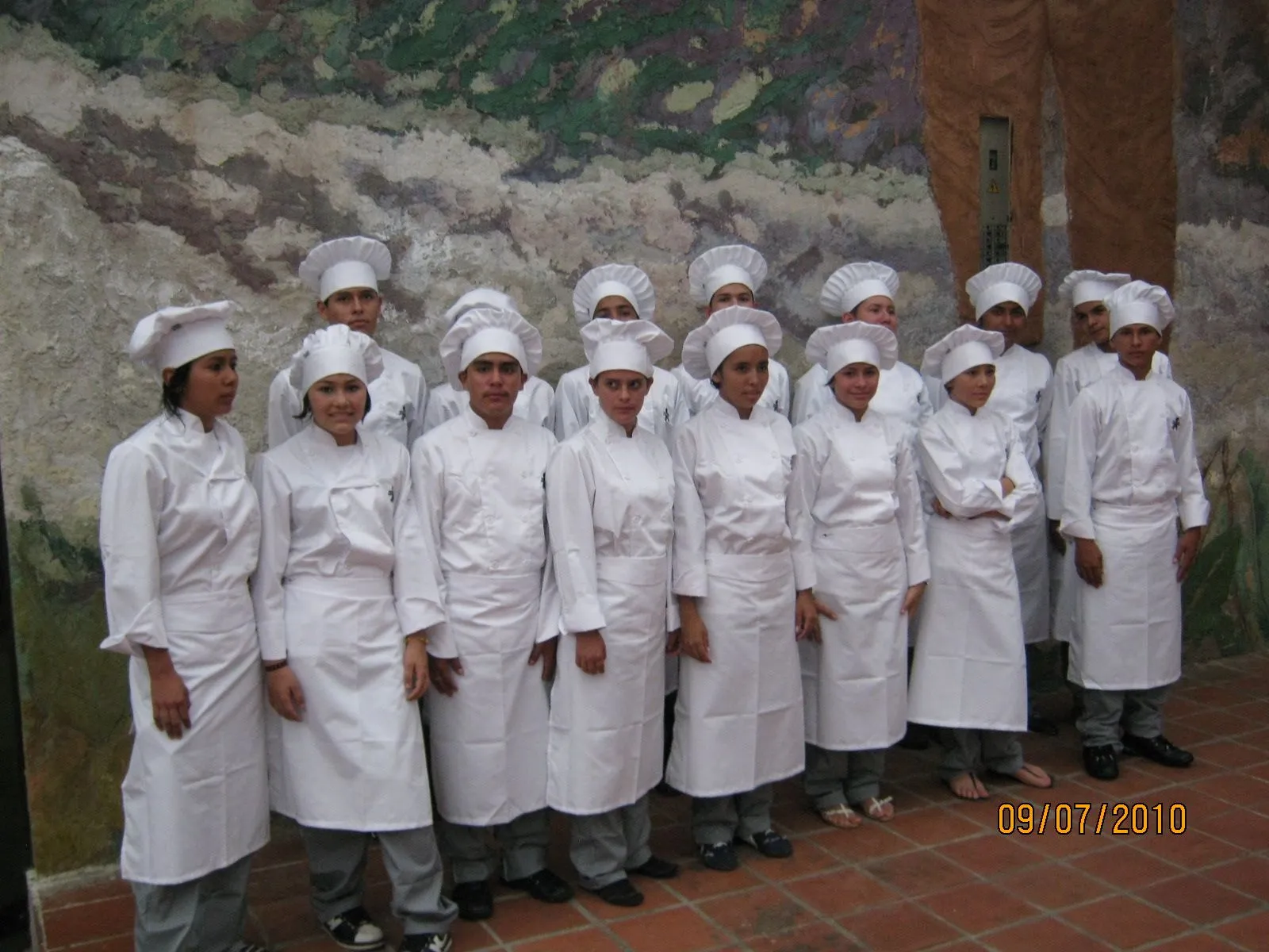  ... : ENTREGA DE UNIFORMES A LOS APRENDICES DEL TEC.EN COCINA DEL ICBF