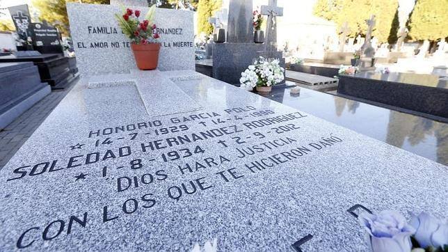 Un epitafio incendiario en la lápida de sus padres: «Dios hará ...