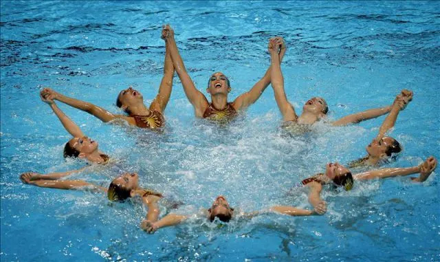 El equipo español de natación sincronizada durante su ejercicio en ...