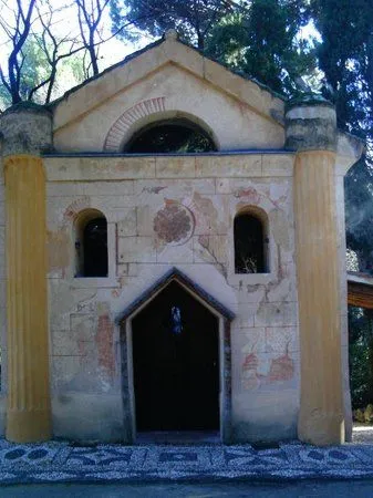 Ermita y dibujos recuperados: fotografía de Parque El Capricho ...