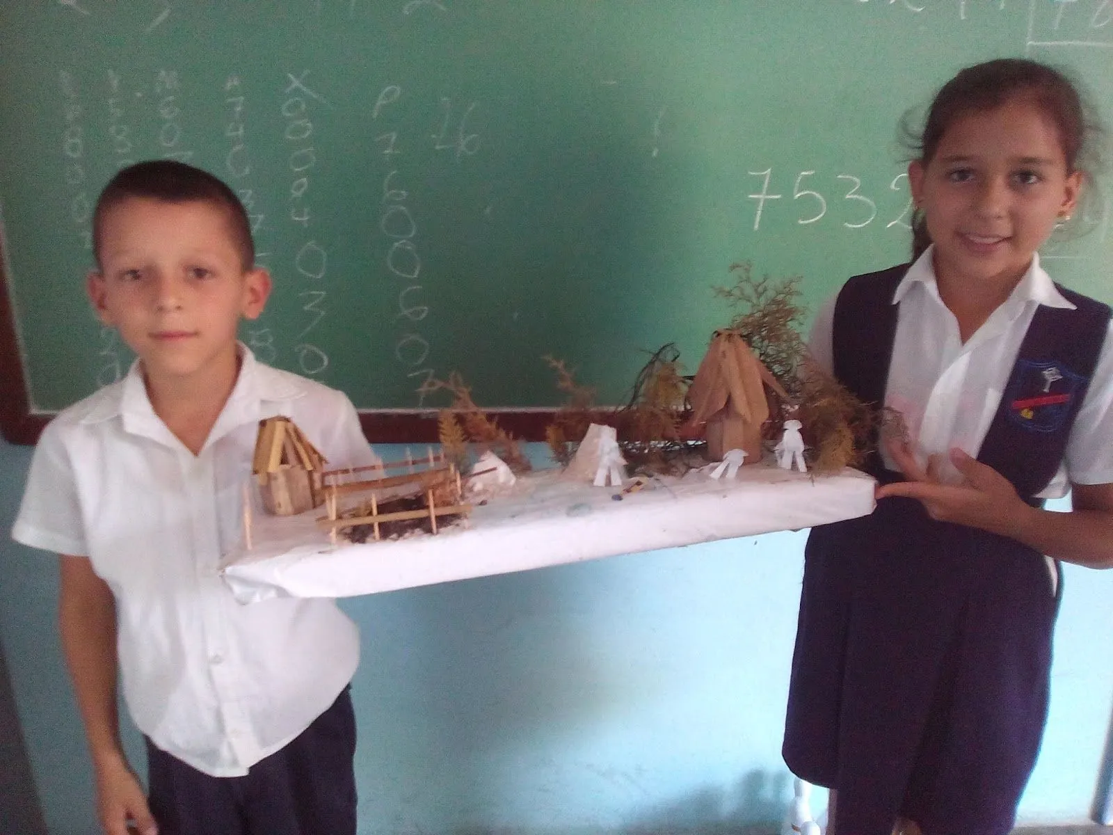 ESCUELA BASICA CONCENTRADA N 635-05 EL ALBARICO: Maquetas sobre la vivienda indígena con motivo al Día de la Resistencia Indígena