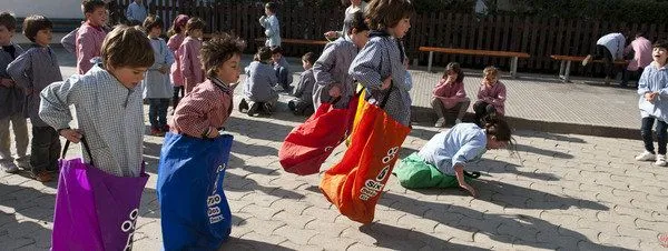 Las escuelas limitan el balón en el recreo por otros juegos