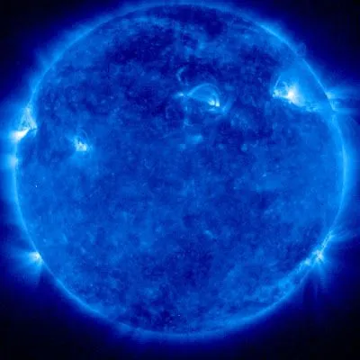 El espacio y su grandiosa inmensidad: El Sol en azul y la Tierra ...