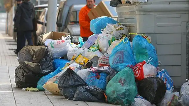 Los españoles tiran a la basura el 20% de la comida que compran ...