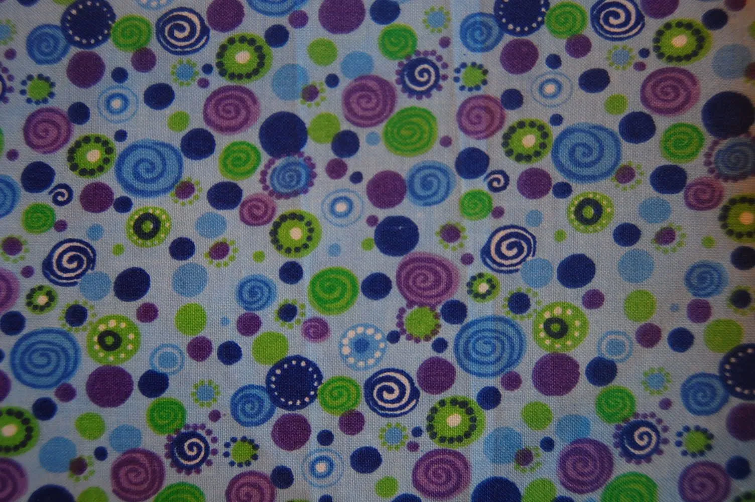  ... VARIOS Espirales de colores sobre fondo azul. Fat Quarter 50x55cms