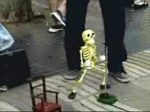 esqueleto bailando y cantando - YouTube