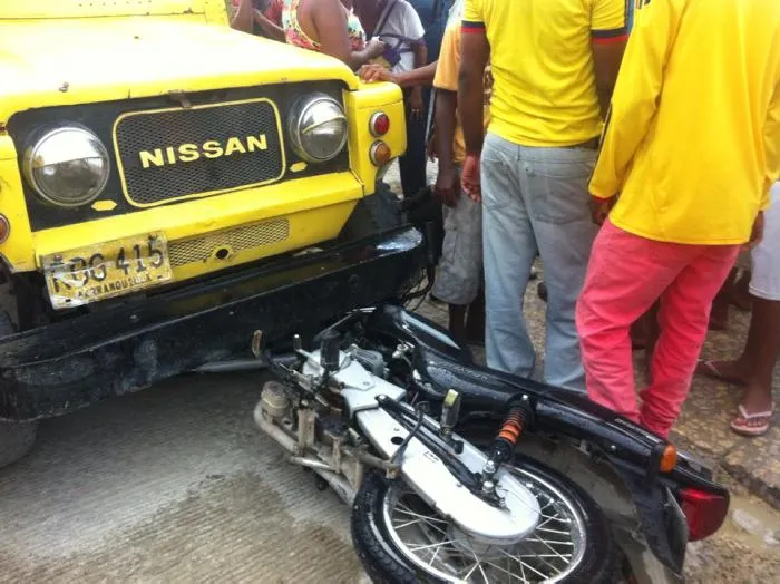 Por esquivar a un carro, moto quedó debajo de otro vehículo | EL ...