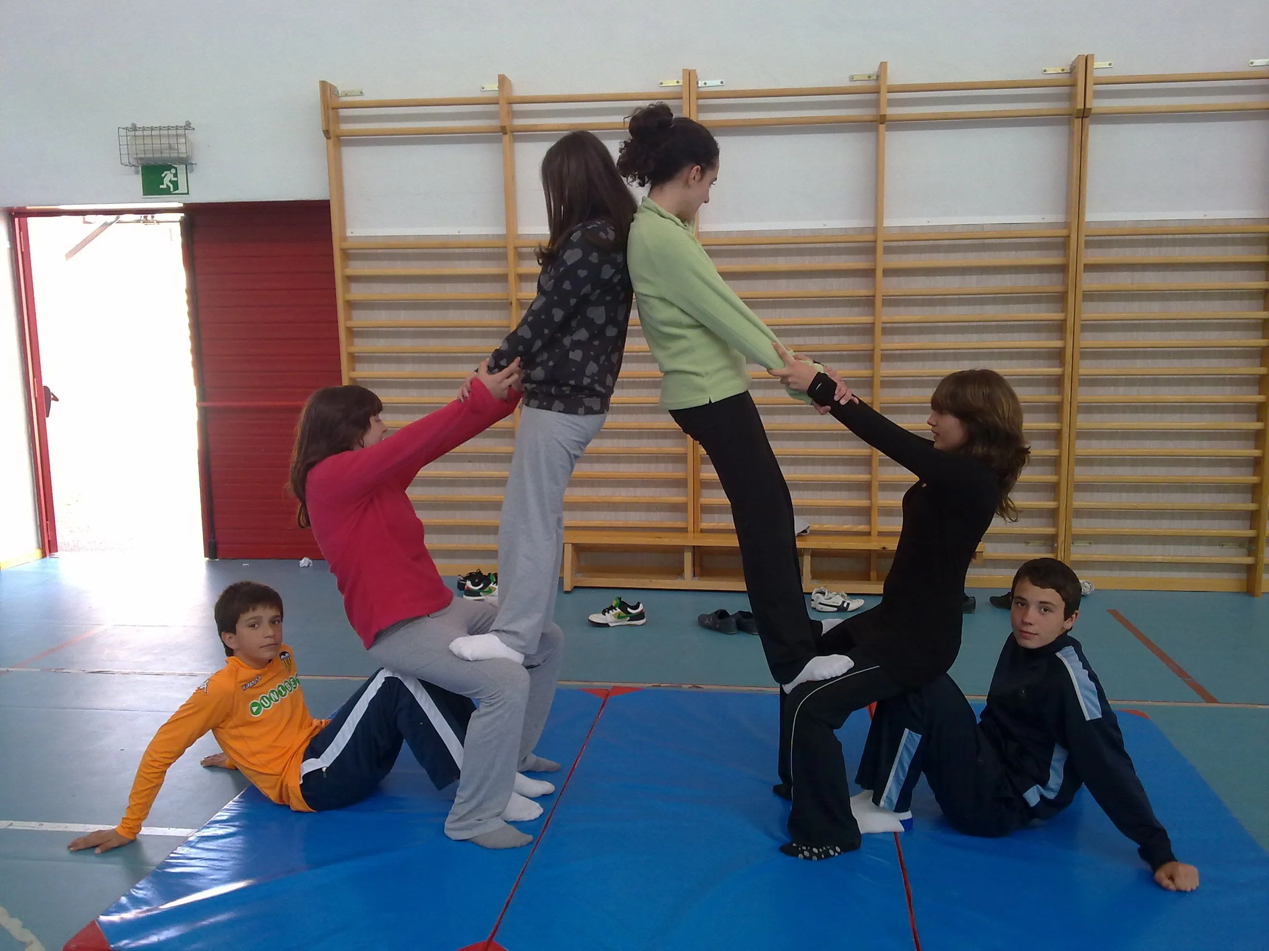 Estrellas del Acrosport en el Ies de Chelva. | Esport a l'