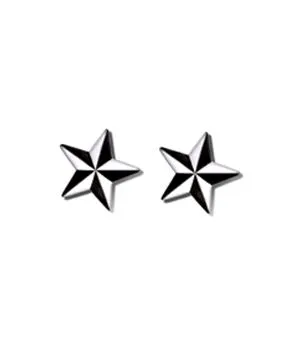 Pendientes en forma de estrella nautica. Color blanco y negro.