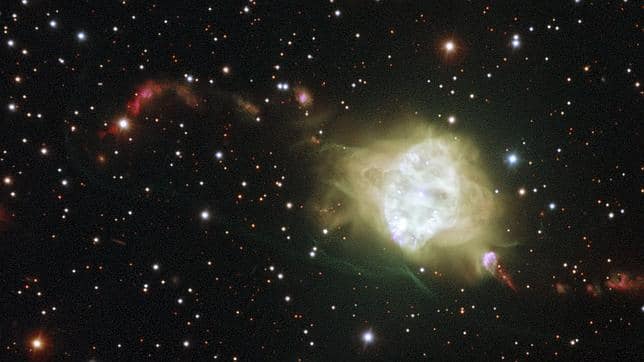 Dos estrellas orbitando entre sí originan la forma simétrica de ...