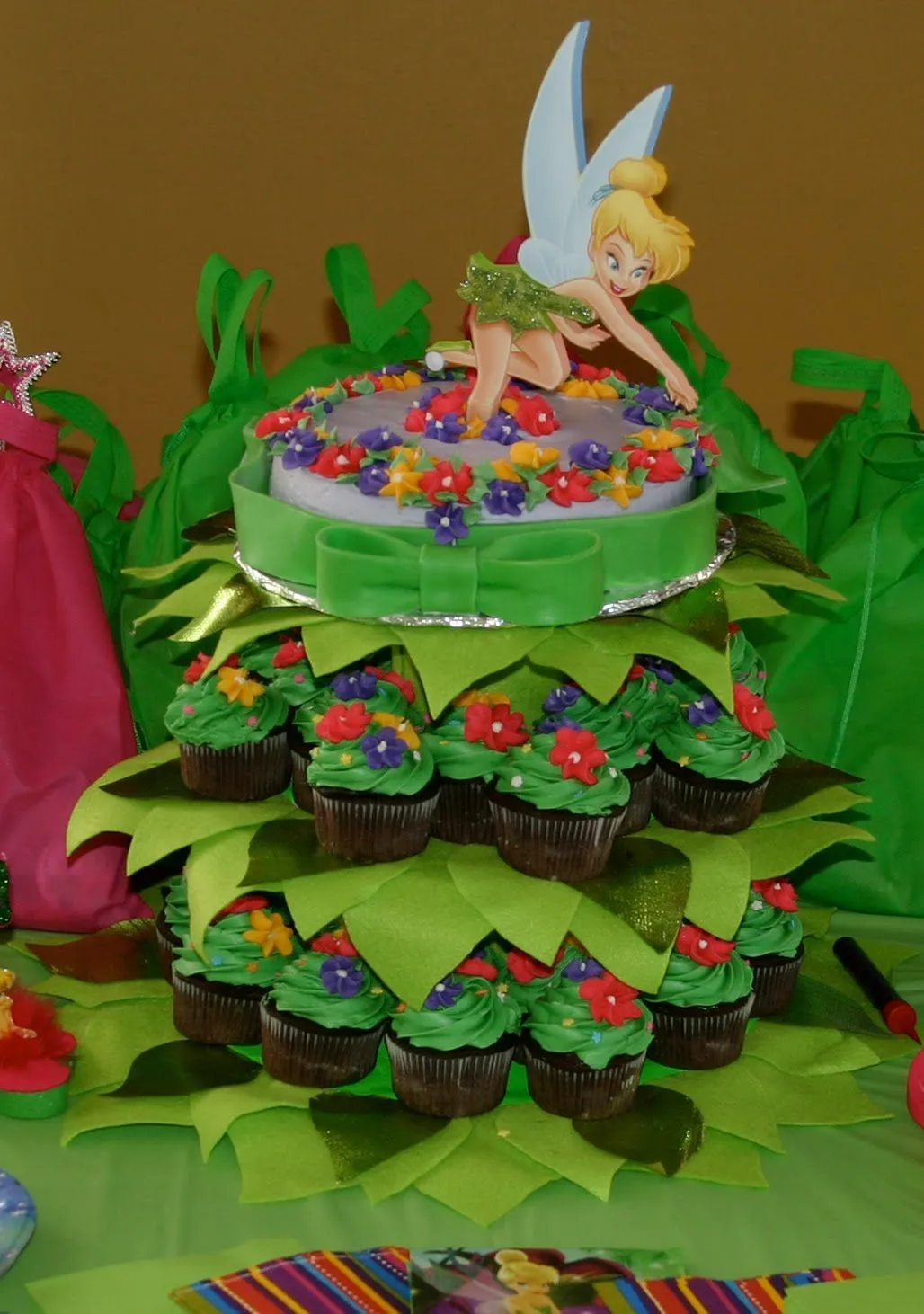 Events & Crafts.: Tinkerbell cake and cupcake display style ...