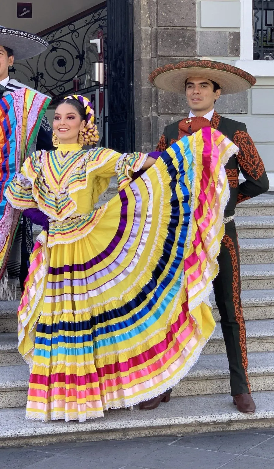 La evolución de trajes típicos de los sones de Jalisco - Ciudad Olinka