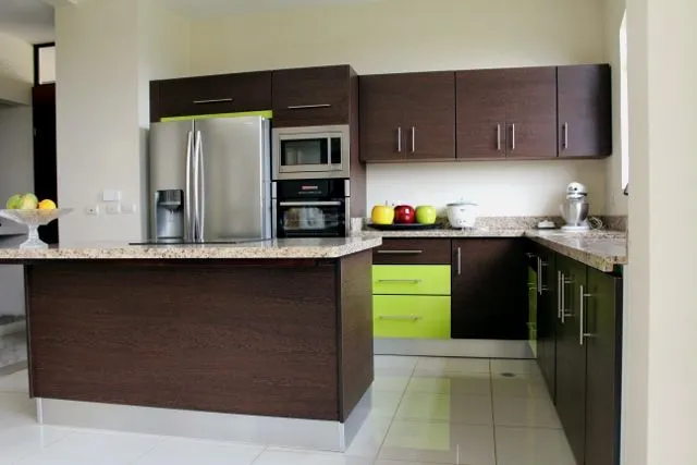 Mueble de cocina con detalles en verde -