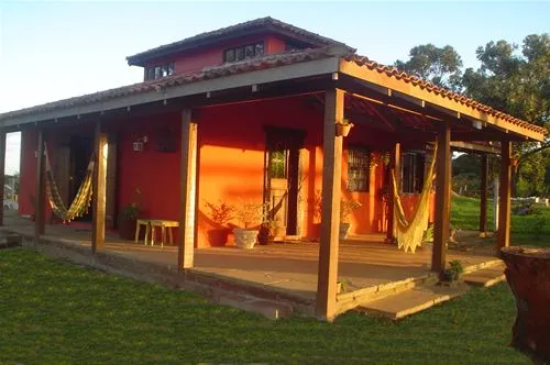 Fachadas de casas simples com varanda: 30 fotos