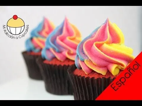 Fácil Técnica de Remolino de Glaseado Arcoíris para Cupcakes ...