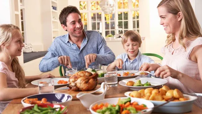 Una familia cenando - Imagui