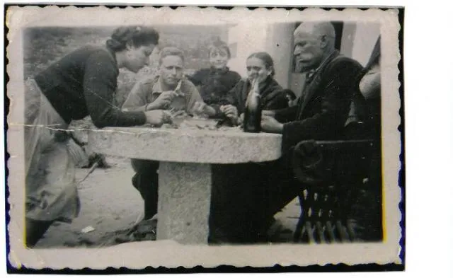 FAMILIA COMIENDO