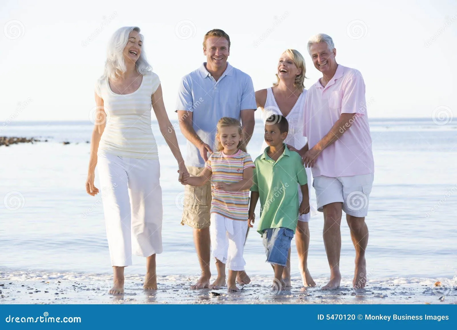 Familia Extensa En La Sonrisa De La Playa Foto de archivo - Imagen ...