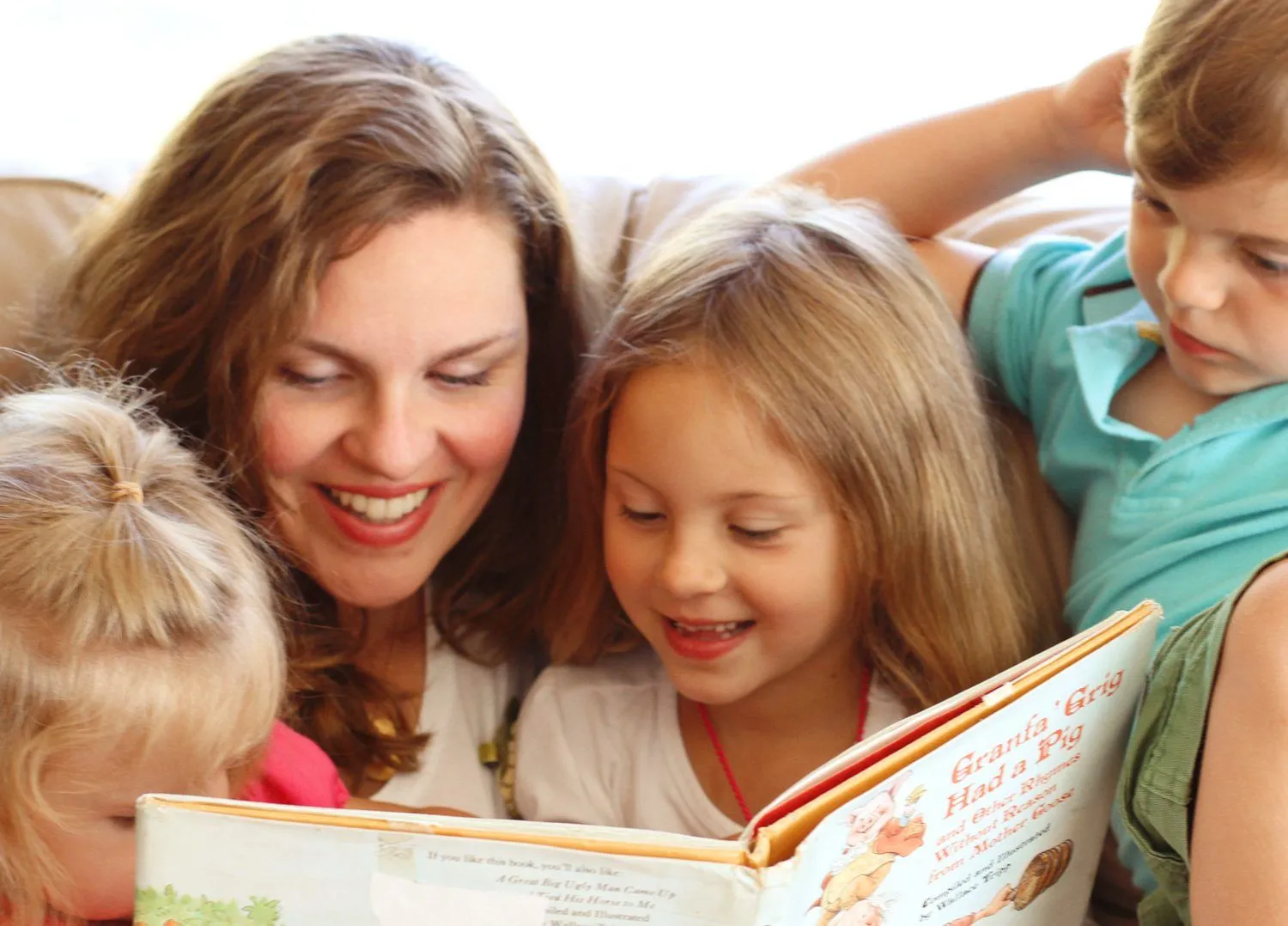 Familia leyendo un libro infantil :: Imágenes y fotos