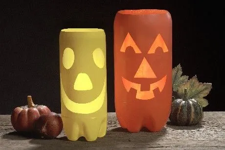 Farolitos de calabaza con botellas de refresco