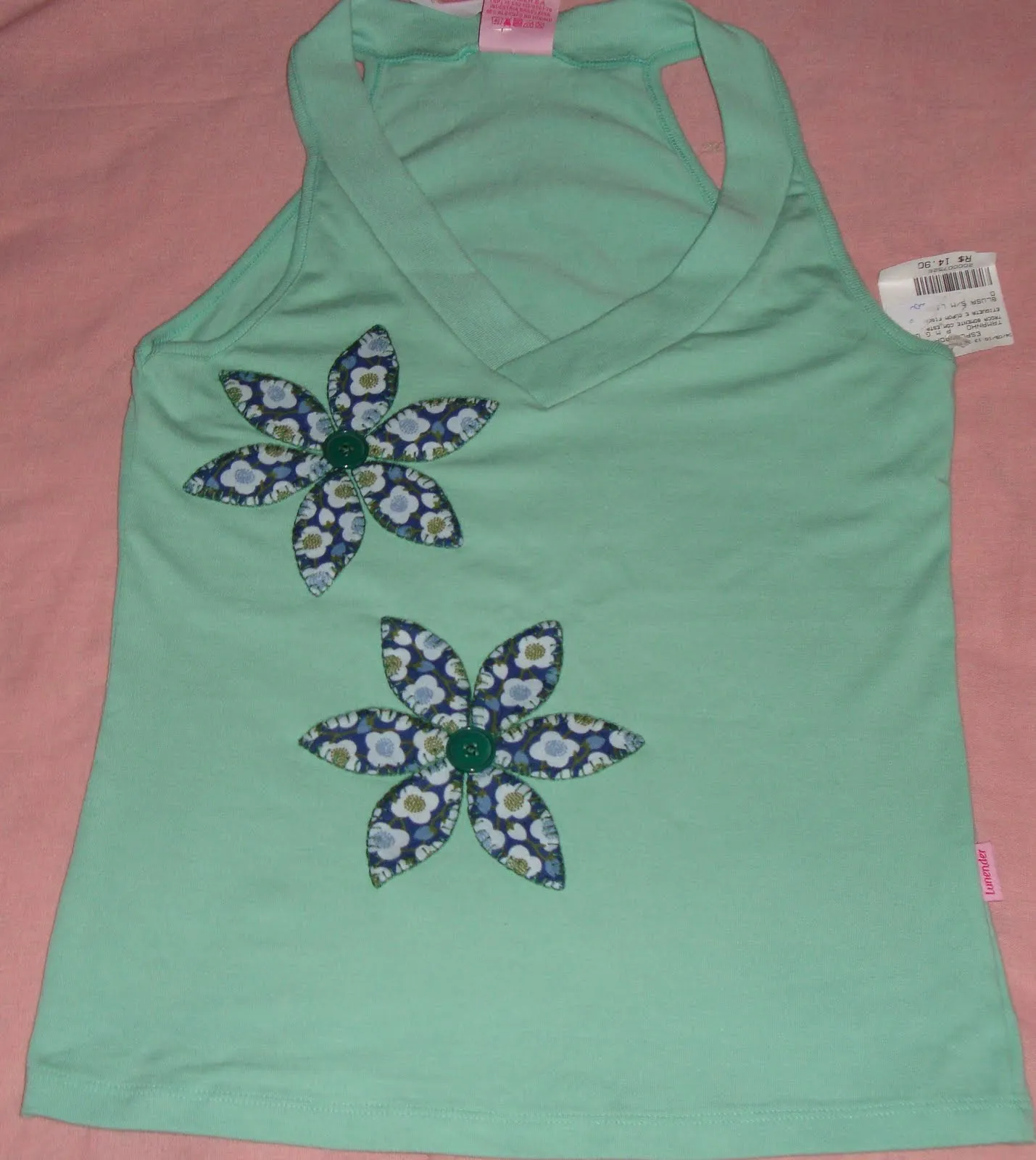  ... Feitosa: Camiseta com flores feitas de patchwork e botões no centro