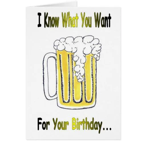 Feliz cumpleaños con la taza de cerveza y los fueg tarjeta | Zazzle