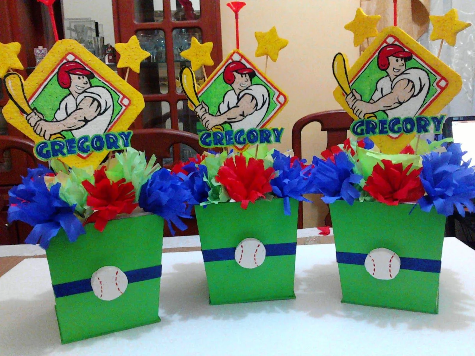 Fiestas Deco Mania : Centros de mesa y piñata de beisbol.