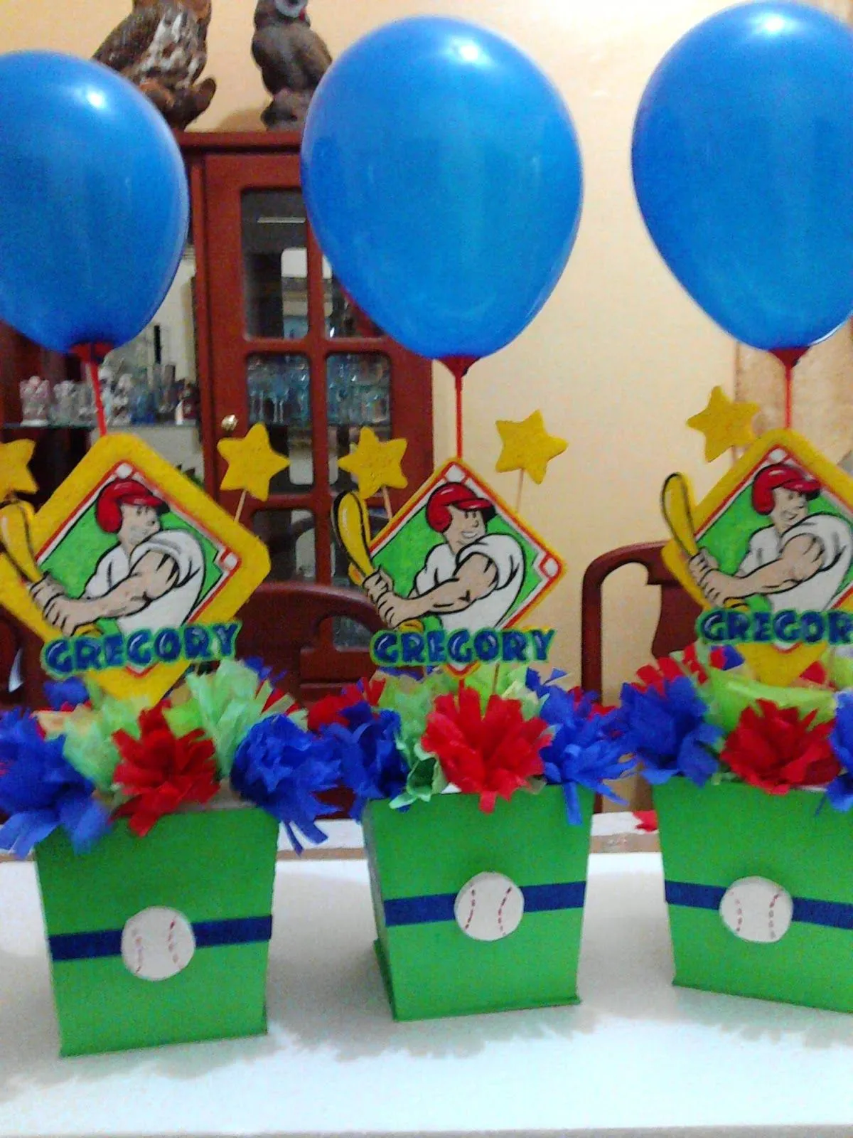 Fiestas Deco Mania : Centros de mesa y piñata de beisbol.