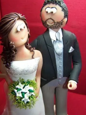 figura de novios para la torta, es de los novios relajados, divertidos ...