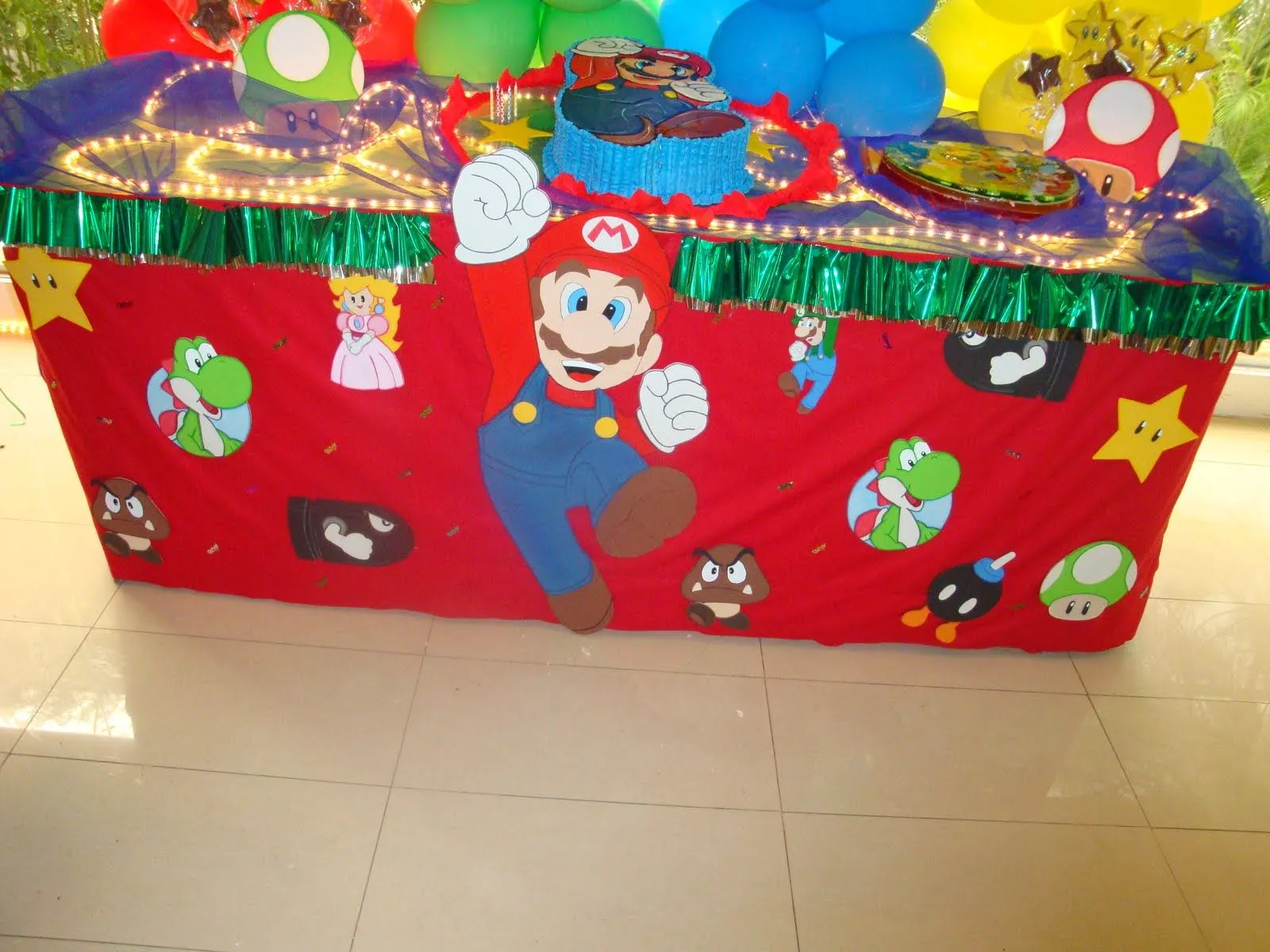 Mesa de Mario Bros, mantel decorado con figuras de foami