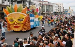 , finalistas y candidatas participantes desfilarán en cinco carros ...