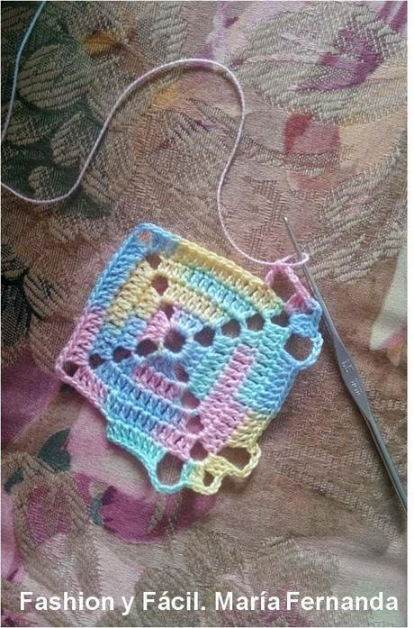 Una flor o cruz en un granny square, punto afgano pastillas o ...