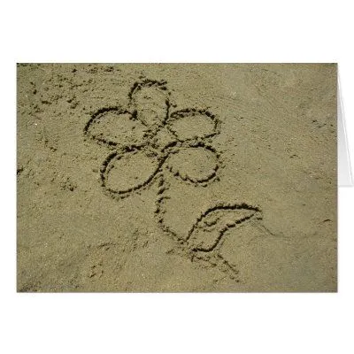 Una flor dibujada en la arena de Zazzle.es 