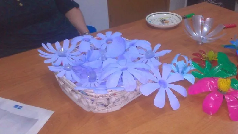 como hacer flores de botellas de plástico-varios-coste cero ...