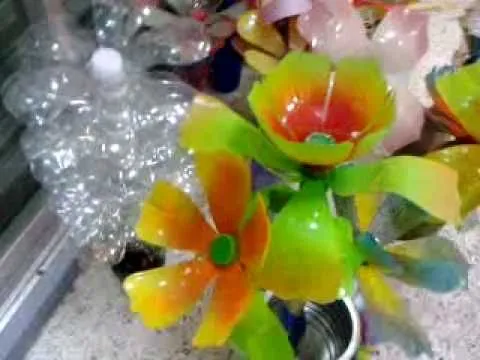 Flores de plastico reciclado 2 - YouTube