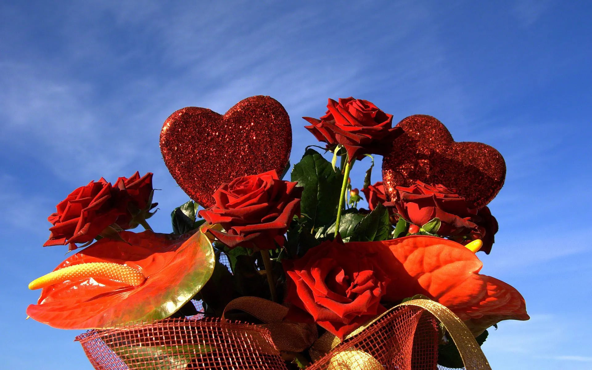 rosas con corazones de papel tapiz