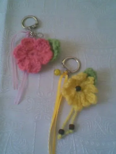 Imagen LLaveros con flores tejidas a crochet - grupos.