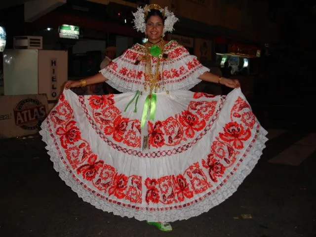 FOLKLORE: VESTIDO TIPICO DEL FOLKLORE PANAMEÑO.