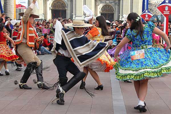 Folkloristas invitan a escuchar 59 cuecas en plena Plaza de Armas ...