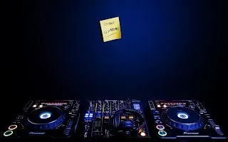 fondo especial para un dj una mesa de mezcla con una nota de ausencia ...