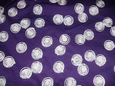 Fondo morado con circulos en relieve blancos