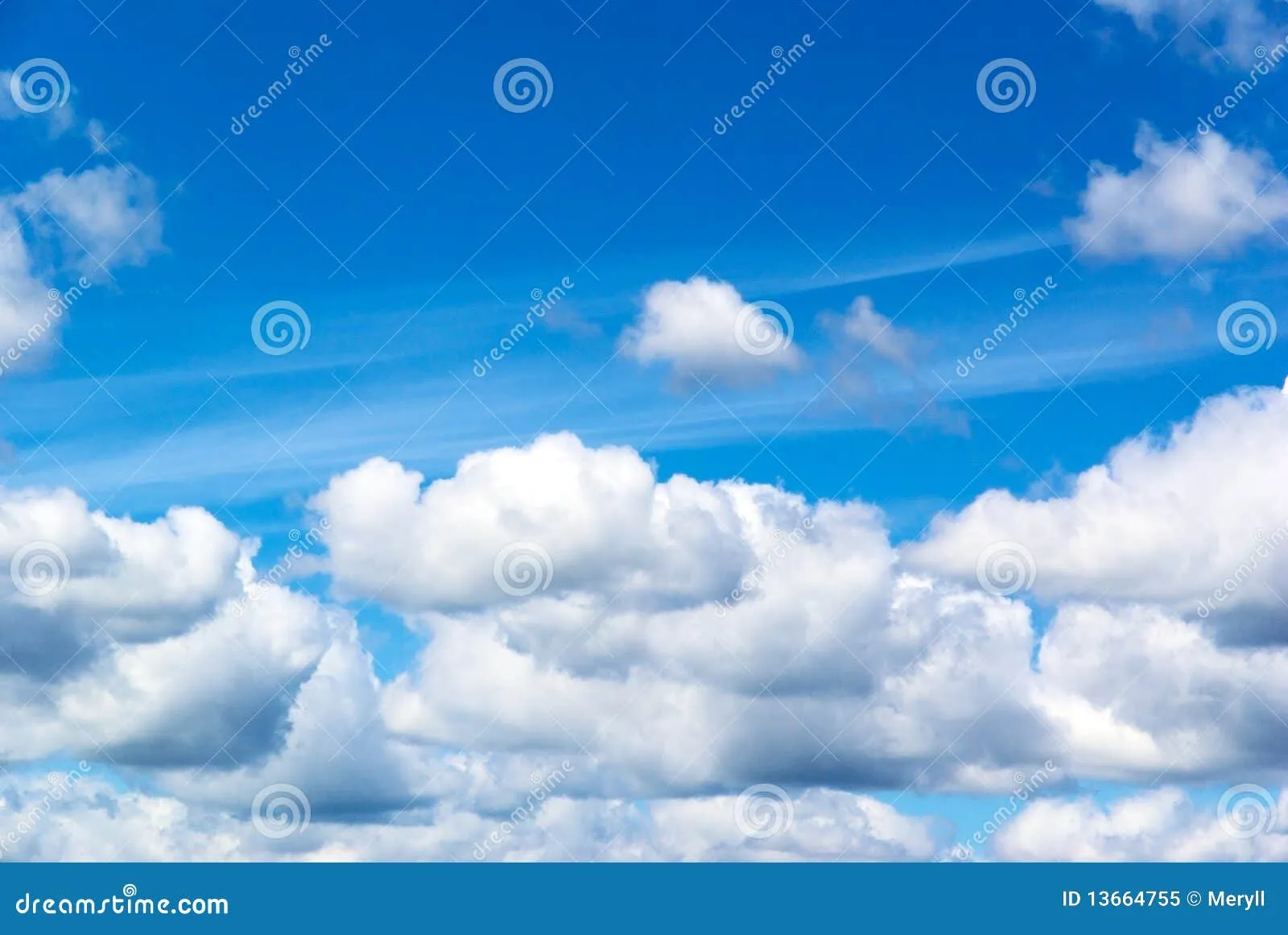 Cielo Azul Con El Fondo De Las Nubes Foto de archivo libre de ...