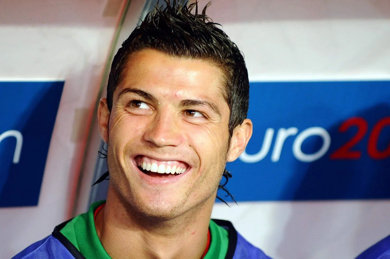 FOOTBALL SUPER STARS: Cristiano Ronaldo New HD Wallpapers 2012-