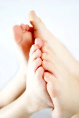 La forma de los pies y piernas de los niños de 1 a 2 años