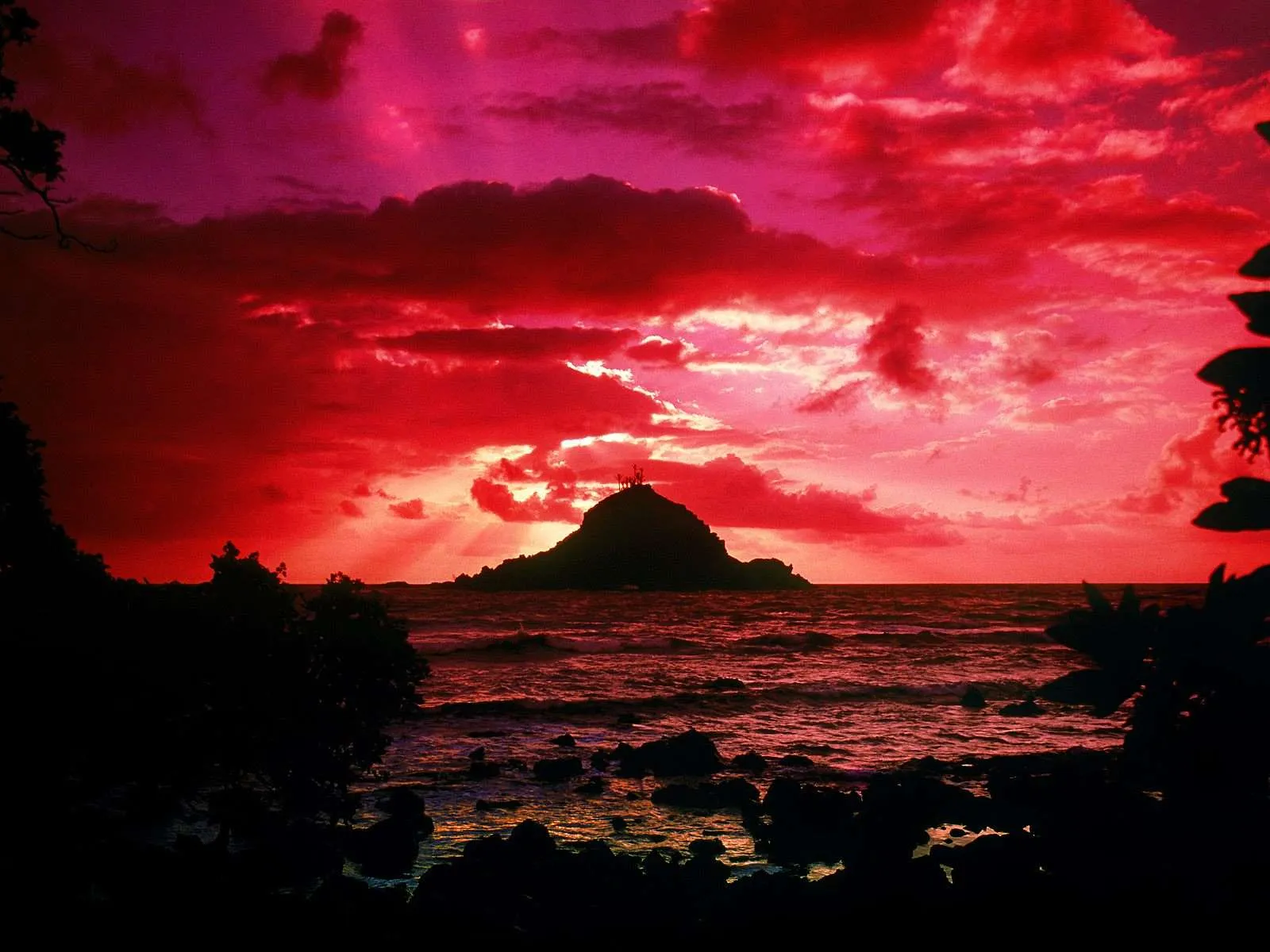 Foto: Cielo Rojo – Atardecer en una Isla – Fondo de Pantalla ...