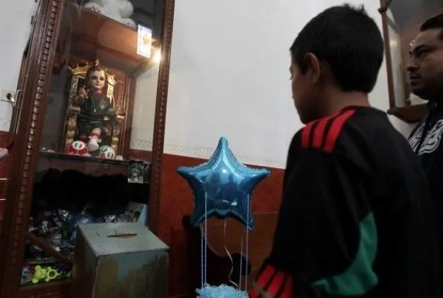 Foto - La gente ve una estatuilla que representa al Santo Niño de ...