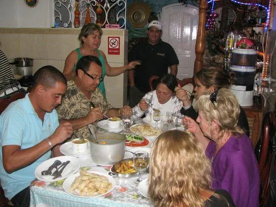 Foto de Hostal Casa La Milagrosa, Trinidad: Cenando en compañia de ...