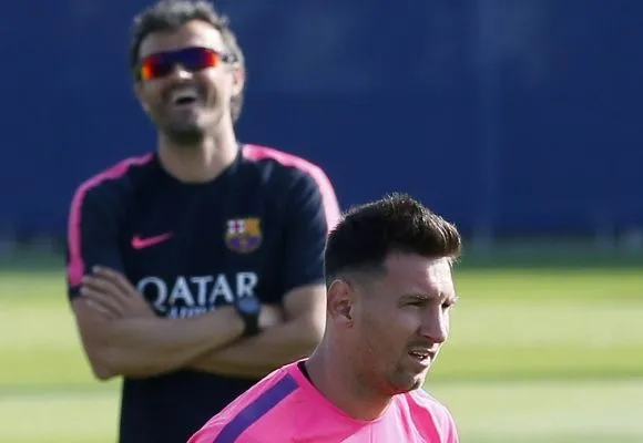 Foto | ¿Se está riendo Luis Enrique del nuevo peinado de Messi ...