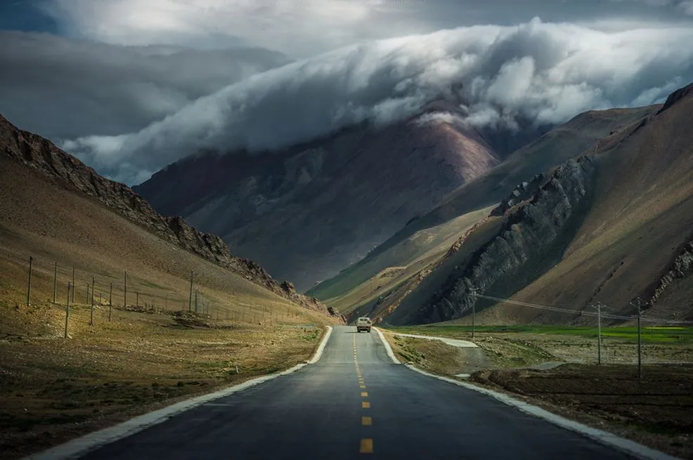 FOTOFRONTERA: Carretera junto alas montañas en un dia nublado